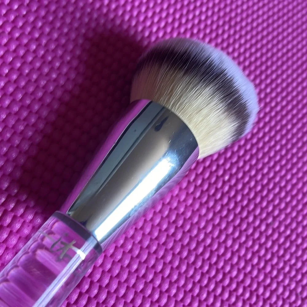It cosmetics complexion perfection foundation globe brush